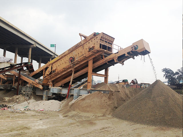 湖北楚光環(huán)保移動(dòng)破碎機(jī)破碎建筑垃圾現(xiàn)場