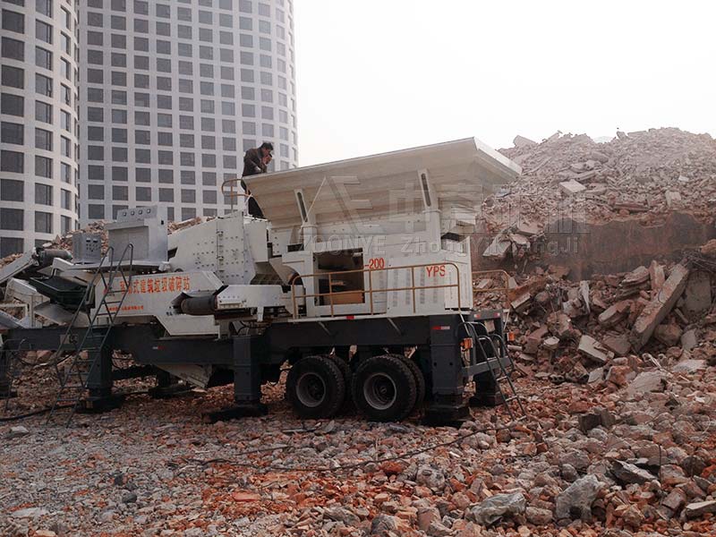 建筑垃圾移動破碎機工作現(xiàn)場