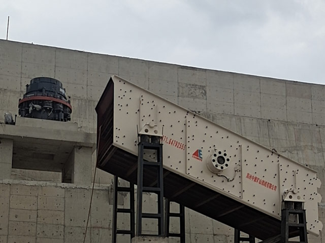 甘肅固定砂石生產(chǎn)線稀油振動(dòng)篩安裝現(xiàn)場