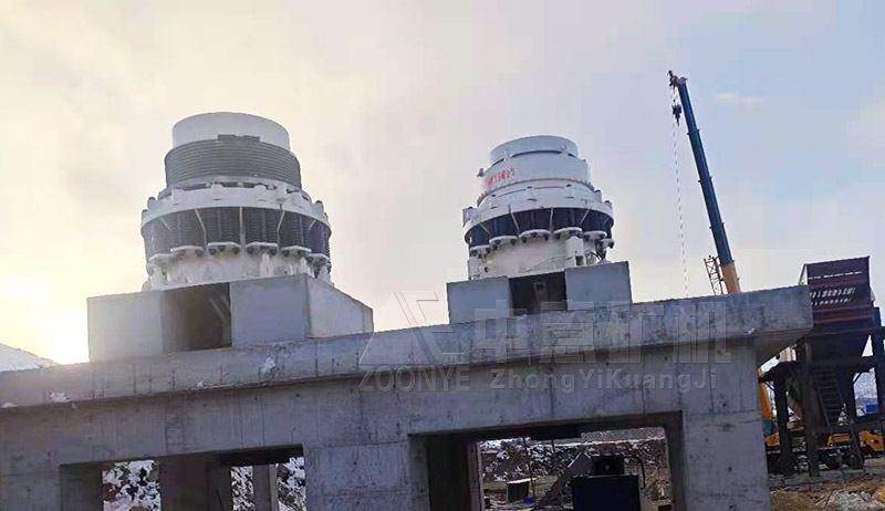 兩臺(tái)圓錐式破碎機(jī)